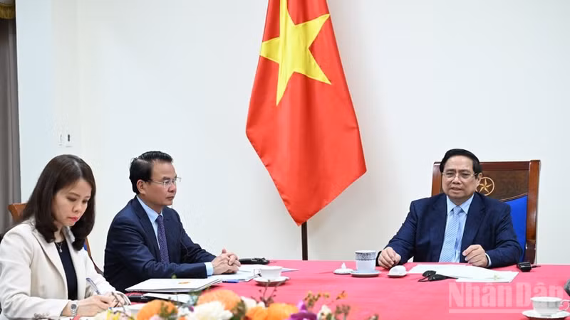 El primer ministro de Vietnam, Pham Minh Chinh, en la conversación telefónica sostenida el 9 de marzo con el primer ministro y titular de Relaciones Exteriores de Catar, Mohammed bin Abdulrahman bin Jassim Al-Thani. (Foto: Nhan Dan)