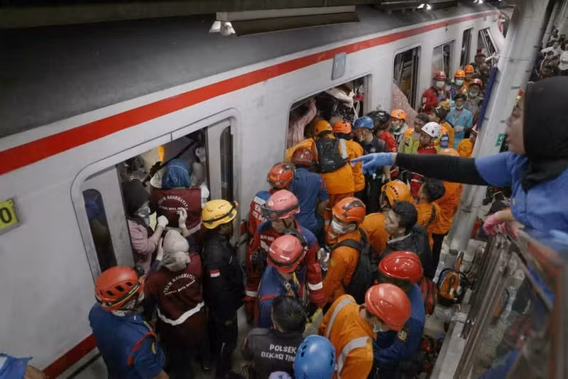 Equipos de rescate trabajan en el lugar de un accidente ferroviario en Bekasi, Indonesia. (Foto: Xinhua/VNA)