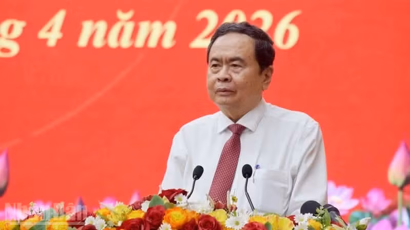 El presidente de la Asamblea Nacional de Vietnam, Tran Thanh Man, habla en la ceremonia de entrega de asistencia a trabajadores y obreros en circunstancias difíciles en la provincia sureña de An Giang. (Foto: Nhan Dan)