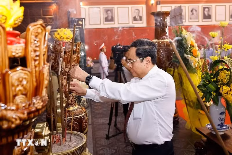 El presidente de la Asamblea Nacional de Vietnam, Tran Thanh Man, rinde homenaje a los héroes mártires de guerra y personas con méritos revolucionarios en la provincia sureña de An Giang. (Foto: VNA)