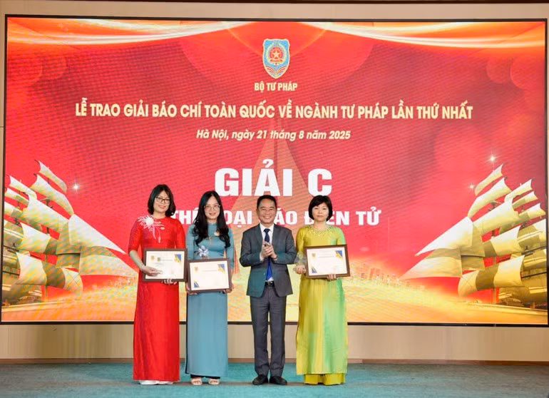 El grupo de autores de la redacción Nhan Dan en Línea en la ceremonia de premiación. (Foto: Nhan Dan)