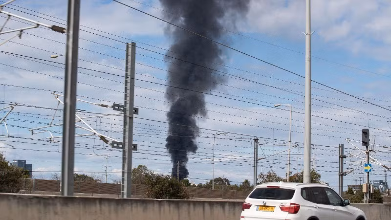 Salida de humo en la ciudad israelí de Tel Aviv, el 28 de febrero de 2026. (Foto: Xinhua/VNA)