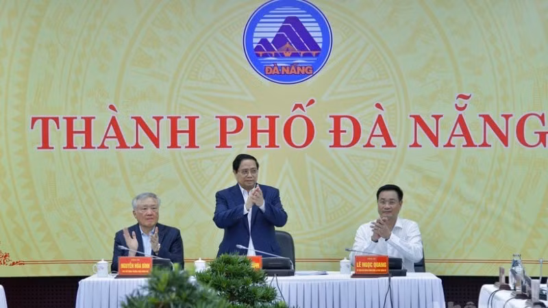 El primer ministro de Vietnam, Pham Minh Chinh, preside la sesión de trabajo. (Foto: VNA)