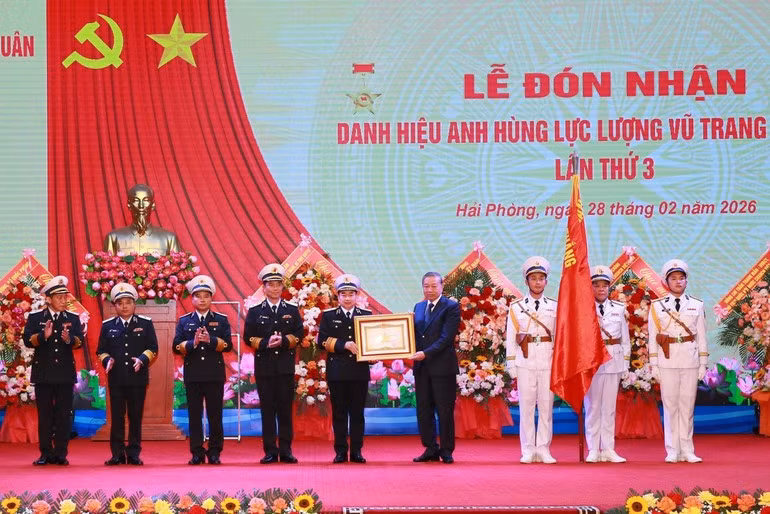 El secretario general del Partido Comunista de Vietnam y secretario de la Comisión Militar Central, To Lam, entrega a la Armada Popular del país su tercer título “Héroe de las Fuerzas Armadas Populares”.