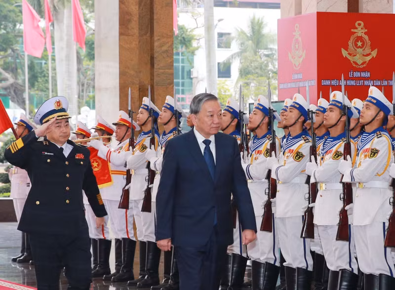 El máximo dirigente partidista del país pasa revista a la guardia de honor.