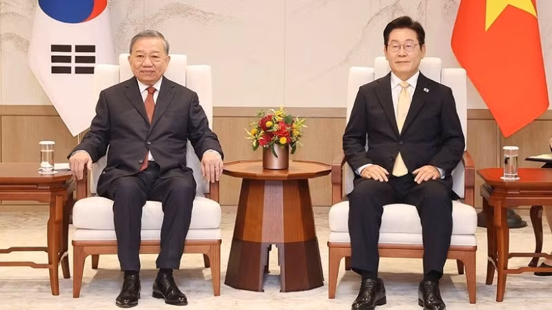 El secretario general del Partido Comunista de Vietnam, To Lam (izquierda), y el presidente de Corea del Sur, Lee Jae Myung. (Foto: VNA)