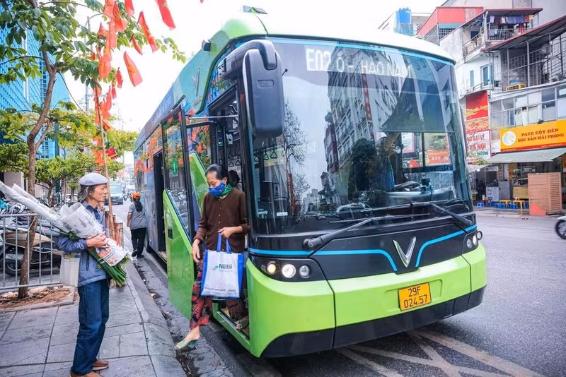 Hanói acelera la transición hacia una flota de autobuses eléctricos. (Foto: VNA)