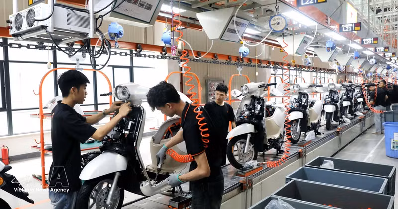 Línea de producción en la planta de fabricación inteligente de Yadea Vietnam, con una inversión de más de 100 millones de dólares, ubicada en el Parque Industrial de Tan Hung, provincia de Bac Ninh. (Foto: VNA)