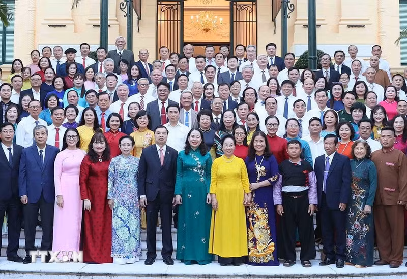 La vicepresidenta de Vietnam, Vo Thi Anh Xuan, y los delegados. (Foto: VNA)