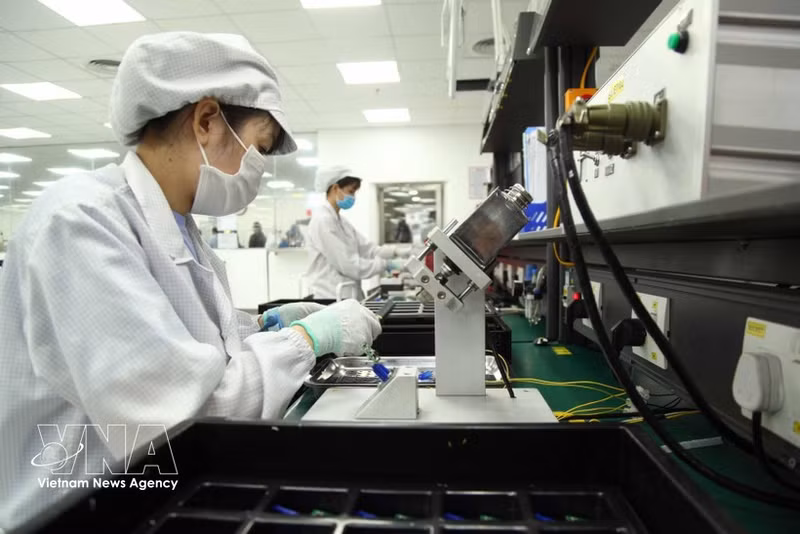 Fabricación de componentes electrónicos en la empresa Star Engineers Vietnam, situada en el Parque Industrial de Binh Xuyen, provincia de Phu Tho. (Foto: VNA)