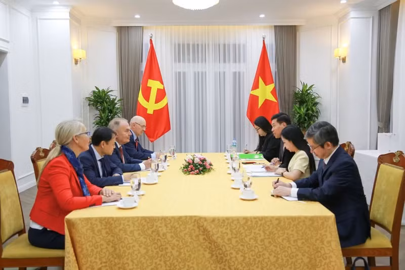 Nguyen Manh Cuong, miembro del Comité Central del Partido Comunista de Vietnam, subsecretario permanente del Comité del Partido en el Ministerio de Relaciones Exteriores y vicetitular de esa cartera, mantiene conversaciones con Thurmer Gyula, presidente del Partido Obrero Húngaro. (Foto: mofa.gov.vn)