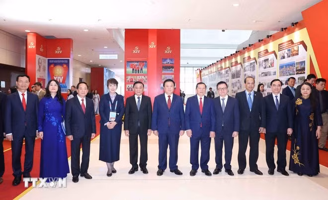 El miembro del Buró Político y permanente del Secretariado del Comité Central del PCV, Tran Cam Tu, y los delegados en el acto de inauguración del centro de prensa. (Foto: VNA)