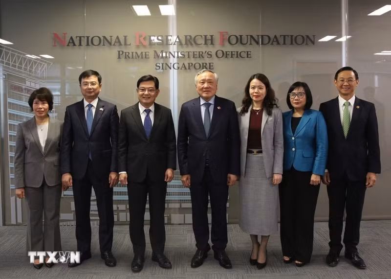 El viceprimer ministro vietnamita, Nguyen Hoa Binh, y el exviceprimer ministro y extitular de Finanzas de Singapur, Tharman Shanmugaratnam. (Foto: VNA)