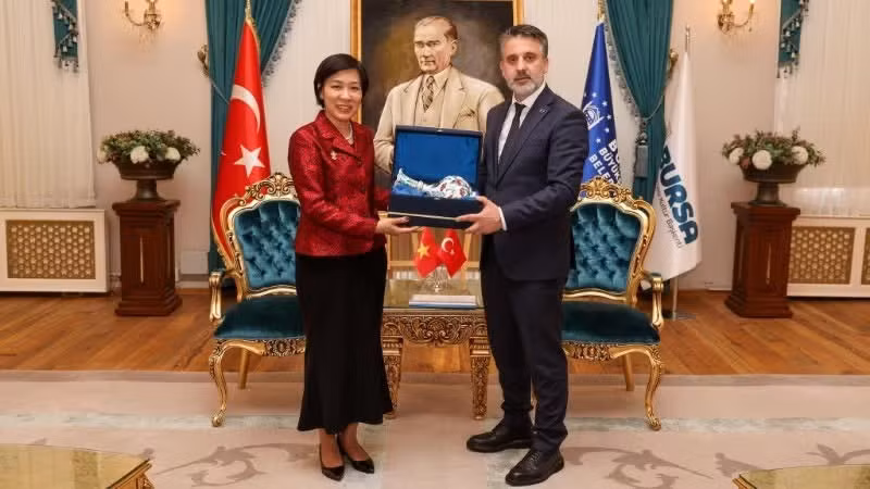 La embajadora de Vietnam en Turquía, Dang Thi Thu Ha, se reúne con el alcalde de Bursa, Şahin Biba. (Foto: Embajada de Vietnam en Turquía)