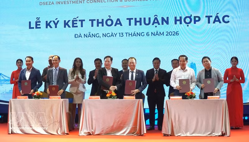 Vista de la ceremonia de firma del acuerdo de cooperación entre los socios estratégicos para el desarrollo de la Zona Franca (FTZ) de Da Nang, el 13 de junio de 2026. (Foto: VNA)