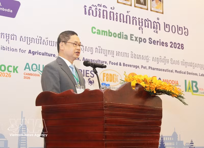 Nguyen Ba Vinh, director ejecutivo de Minh Vi Advertising and Exhibition Services, pronuncia un discurso en la ceremonia de inauguración. (Foto: VNA)