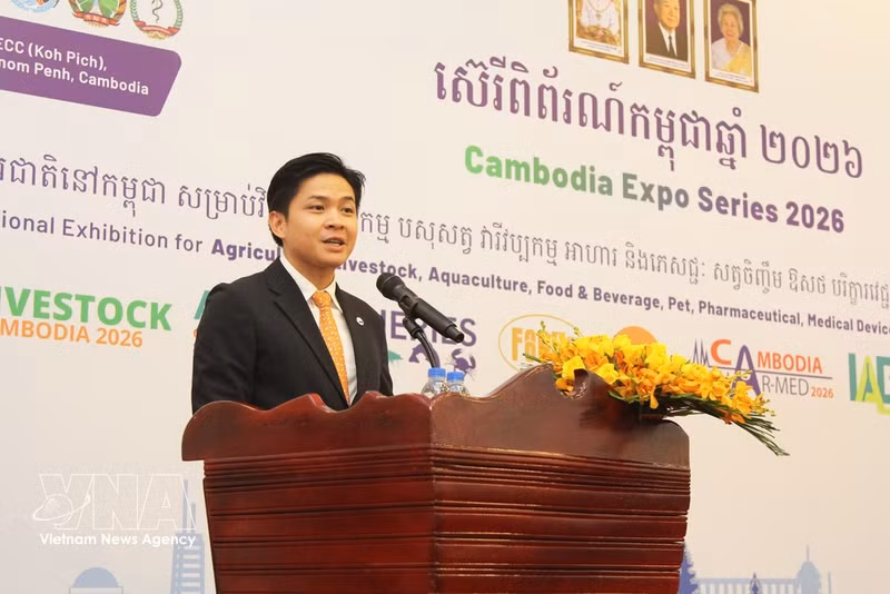 Samheng Bora, secretario de Estado del Ministerio de Comercio de Camboya, pronuncia un discurso en la ceremonia de inauguración. (Foto: VNA)