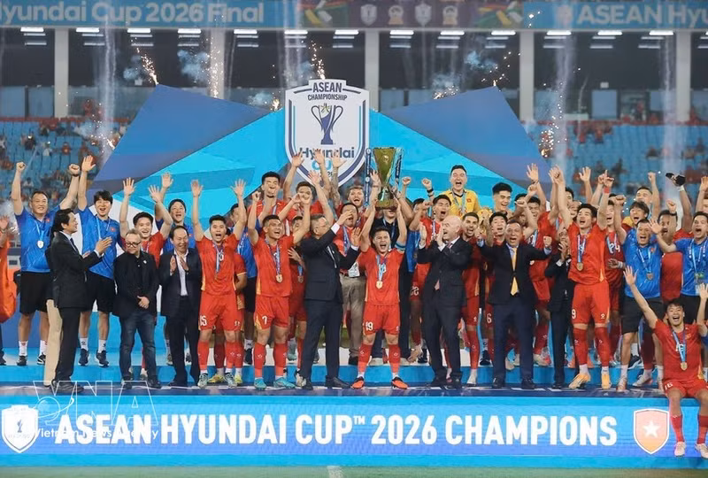 El presidente de la FIFA, Gianni Infantino, entrega el trofeo de campeón de la Copa de la Asean a la selección de Vietnam. (Foto: VNA)