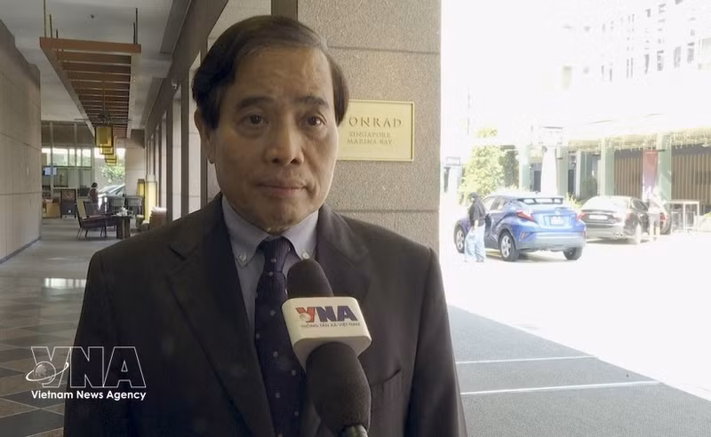 El profesor Vu Minh Khuong, de la Escuela de Políticas Públicas Lee Kuan Yew, en la entrevista. (Foto: VNA)