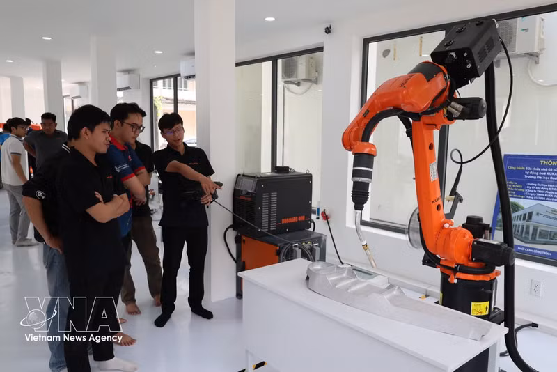 Un robot a prueba en la Universidad de Da Nang. (Foto: VNA)
