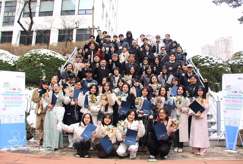 Estudiantes vietnamitas en Corea del Sur participan en el concurso "Escribiendo sobre la vida para estudiantes vietnamitas en Corea del Sur". (Foto: VNA)