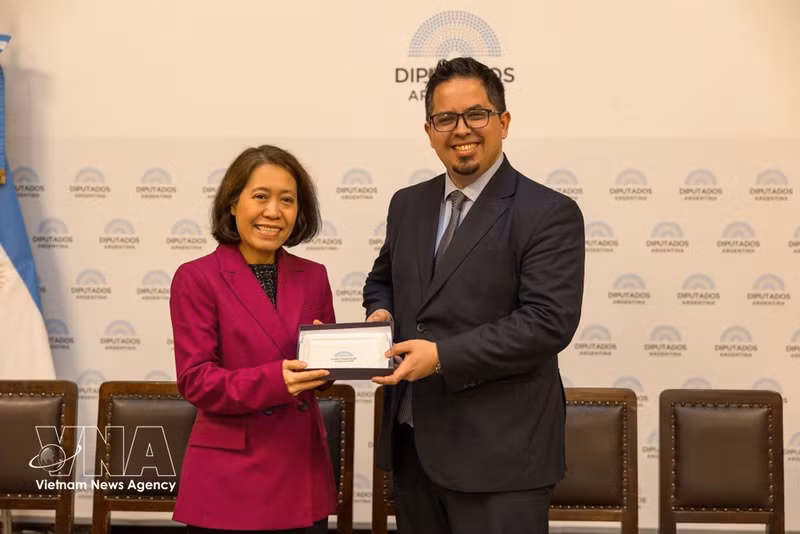 La embajadora de Vietnam en Argentina, Ngo Minh Nguyet, y el presidente del Grupo Parlamentario de Amistad Argentina-Vietnam, diputado Santiago Pauli. (Foto: VNA)