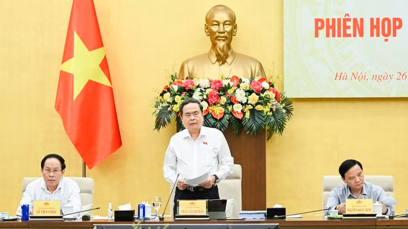 El presidente de la Asamblea Nacional de Vietnam, Tran Thanh Man, habla en la reunión. (Foto: Nhan Dan)