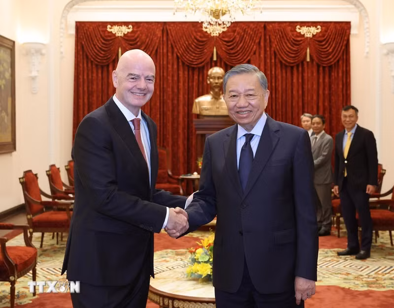 El secretario general del Partido Comunista de Vietnam y presidente del país, To Lam (derecha), recibe al presidente de la FIFA, Gianni Infantino. (Foto: VNA)
