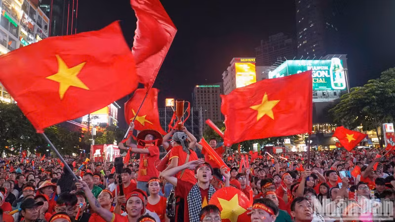 Aficionados vietnamitas celebran el segundo título de la selección nacional en la Copa de la Asean. (Foto: Nhan Dan)