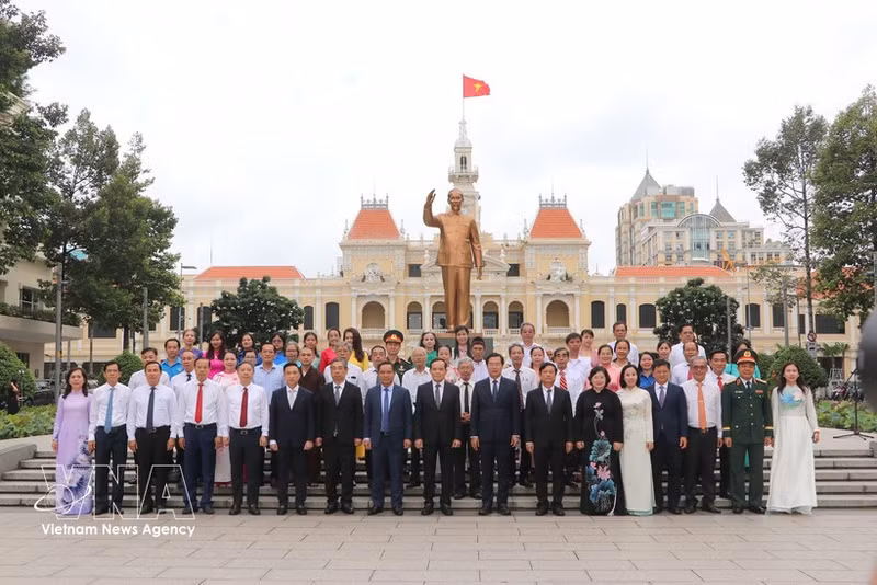 Los delegados posan en el recinto del Monumento dedicado al Presidente Ho Chi Minh, en el parque de la calle peatonal de Nguyen Hue. (Fuente: VNA)