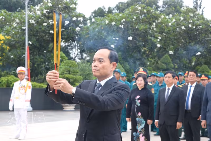 El miembro del Buró Político del Comité Central del Partido Comunista de Vietnam y secretario del Comité de esa fuerza en Ciudad Ho Chi Minh, Tran Luu Quang, ofrece inciensos en el Cementerio de los Mártires municipal. (Foto: VNA)