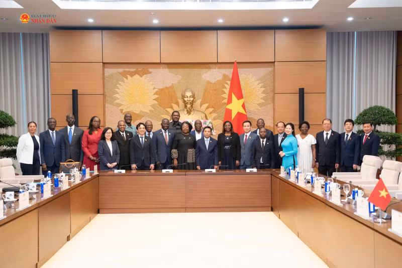 Los delegados se toman fotos. (Foto: daibieunhandan.vn)