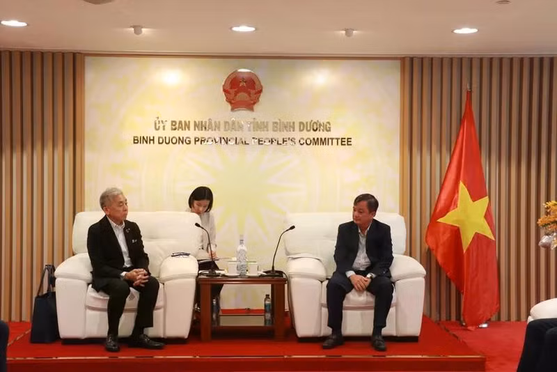 Dirigentes de la provincia de Binh Duong se reúnen con el Grupo japonés de Tokyu para discutir el desarrollo del sistema ferroviario ligero en la ciudad de Thu Dau Mot. (Fotografía: VNA)