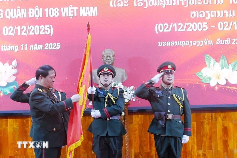 El coronel general Vongsone Inpanphim, viceministro de Defensa de Laos, entrega la Orden de Amistad del Estado de Laos al Hospital Militar Central 108. (Foto: VNA)