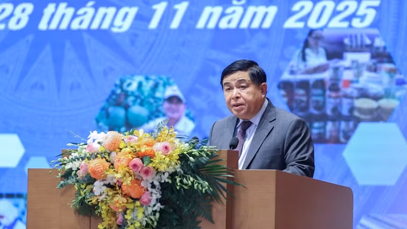 El viceprimer ministro vietnamita Nguyen Chi Dung habla en el Foro de Economía Cooperativa 2025. (Foto: VGP)