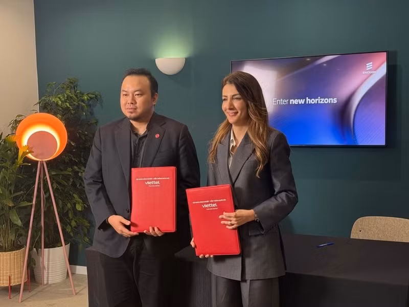 La presidenta de la filial de Ericsson en Vietnam, Rita Mokbel, y el vicedirector general de Viettel Networks, Le Quang Hieu, en el acto de firma. (Foto: Nhan Dan)