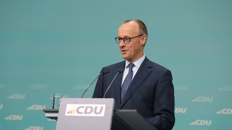 El canciller de Alemania, Friedrich Merz, habla en una rueda de prensa en Berlín. (Foto: Xinhua/VNA)