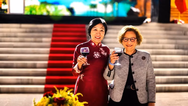 La embajadora de Vietnam en Turquía, Dang Thi Thu Ha (izquierda), y la viceministra anfitriona de Asuntos Exteriores, Berris Ekinci. (Foto: Embajada de Vietnam en Turquía)