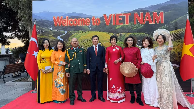 Funcionarios de la embajada en el evento. (Foto: Embajada de Vietnam en Turquía)