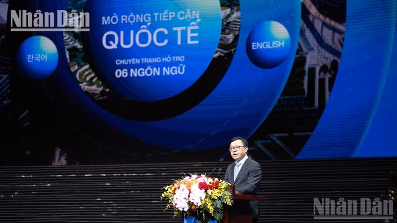 Le Quoc Minh, miembro del Comité Central del Partido Comunista de Vietnam, presidente-editor del periódico Nhan Dan, subjefe de la Comisión de Comunicación y Educación del Comité Central del Partido y presidente de la Asociación de Periodistas Vietnamitas, habla en el evento. (Foto: Nhan Dan)