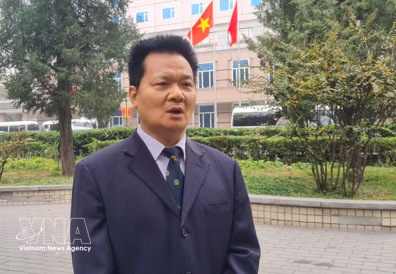 El investigador Wang Hanling durante la entrevista. (Foto: VNA)