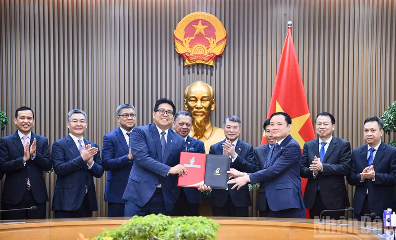 El primer ministro de Vietnam, Le Minh Hung, presencia la firma de un acuerdo de alianza estratégica entre Petrovietnam y PETRONAS. (Foto: Nhan Dan)