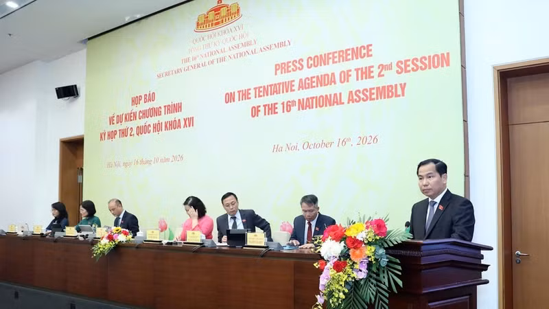 Le Quang Manh, secretario general de la Asamblea Nacional de Vietnam y jefe de su Oficina, interviene en la rueda de prensa. (Foto: Nhan Dan)