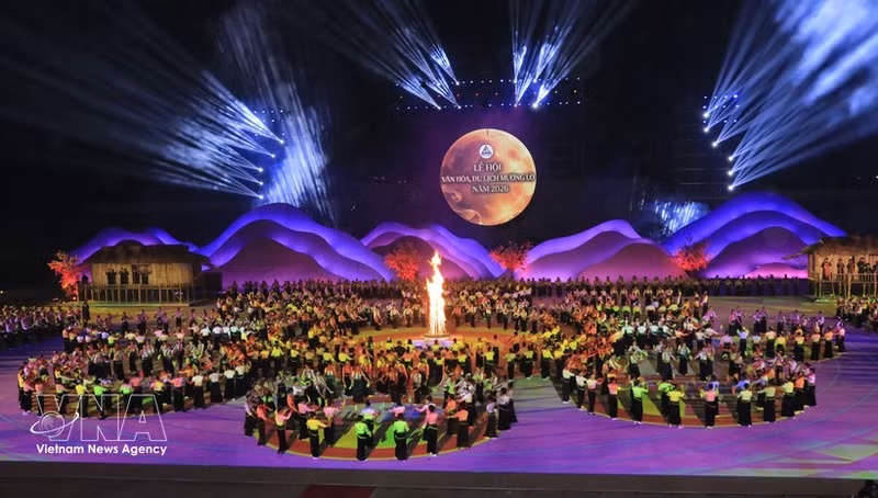 Más de dos mil personas participan en la danza Xoe realizada en la apertura del Festival. (Foto: VNA)