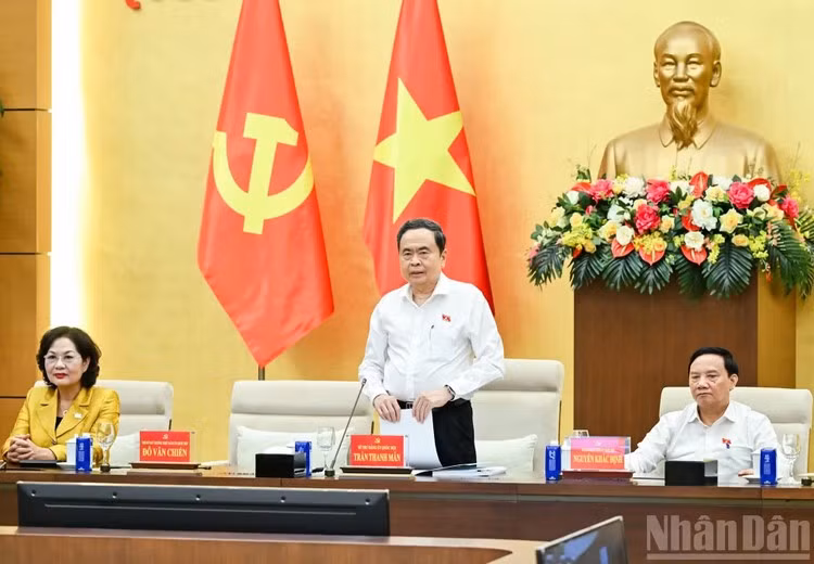 El presidente de la Asamblea Nacional de Vietnam, Tran Thanh Man, habla en la reunión. (Foto: Nhan Dan)