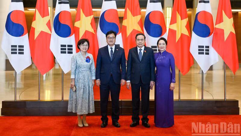 El presidente de la Asamblea Nacional de Vietnam, Tran Thanh Man, y su cónyuge, Nguyen Thi Thanh Nga, dirigen la recepción ceremonial al presidente de la Asamblea Nacional de Corea del Sur, Woo Won Shik, y su cónyuge, Shin Kyunghye. (Foto: Nhan Dan)