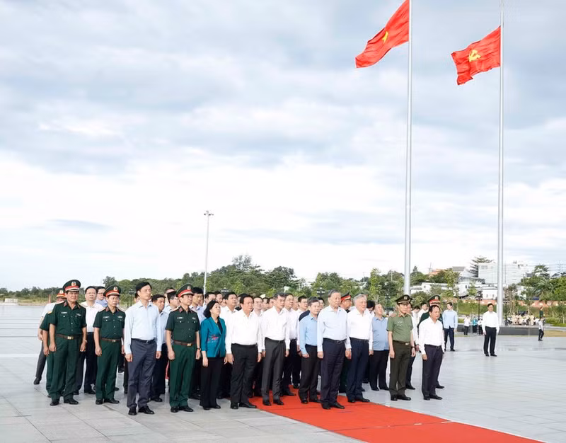 La delegación del Comité Central del Partido Comunista de Vietnam encabezada por el secretario general del Partido, To Lam, en el acto de homenaje. (Foto: VNA)
