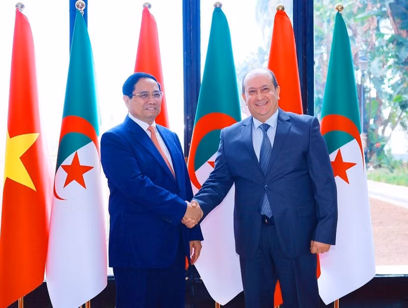 El primer ministro de Vietnam, Pham Minh Chinh (izquierda), y su homólogo argelino, Sifi Ghrieb. (Foto: VNA)