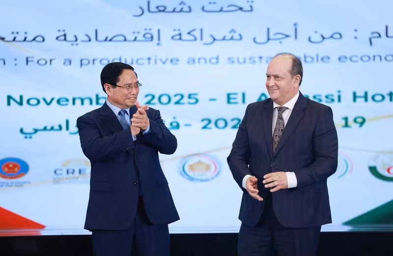 El primer ministro de Vietnam, Pham Minh Chinh (izquierda), y su homólogo anfitrión, Sifi Ghrieb, en el Foro Económico Vietnam–Argelia. (Foto: VNA)