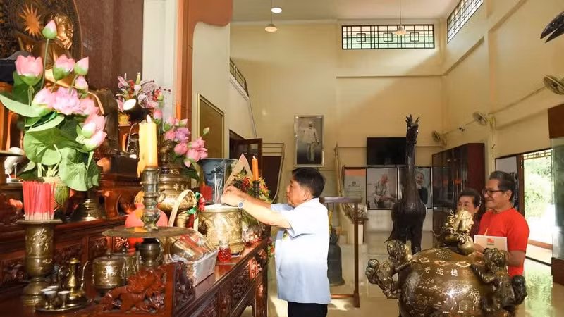 Un miembro de la Junta Administrativa de la zona de reliquias coloca inciensos en el altar dedicado al Presidente Ho Chi Minh. (Foto: Minh Thang)